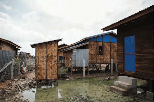 Dry-season ooding around the latrines and houses at the Thilawa SEZ relocation site. (Photo: Earthrights International)