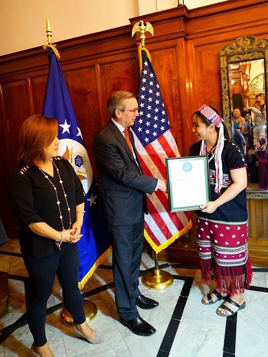 Naw Ei Ei Min received a special award from Ambassador Scot Marciel, U.S. Ambassador to Burma (Photo: U.S. Embassy to Burma)