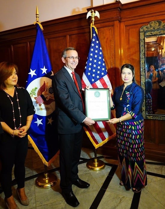 Yi Yi Cho received a special award from Ambassador Scot Marciel, U.S. Ambassador to Burma (Photo: U.S. Embassy to Burma)